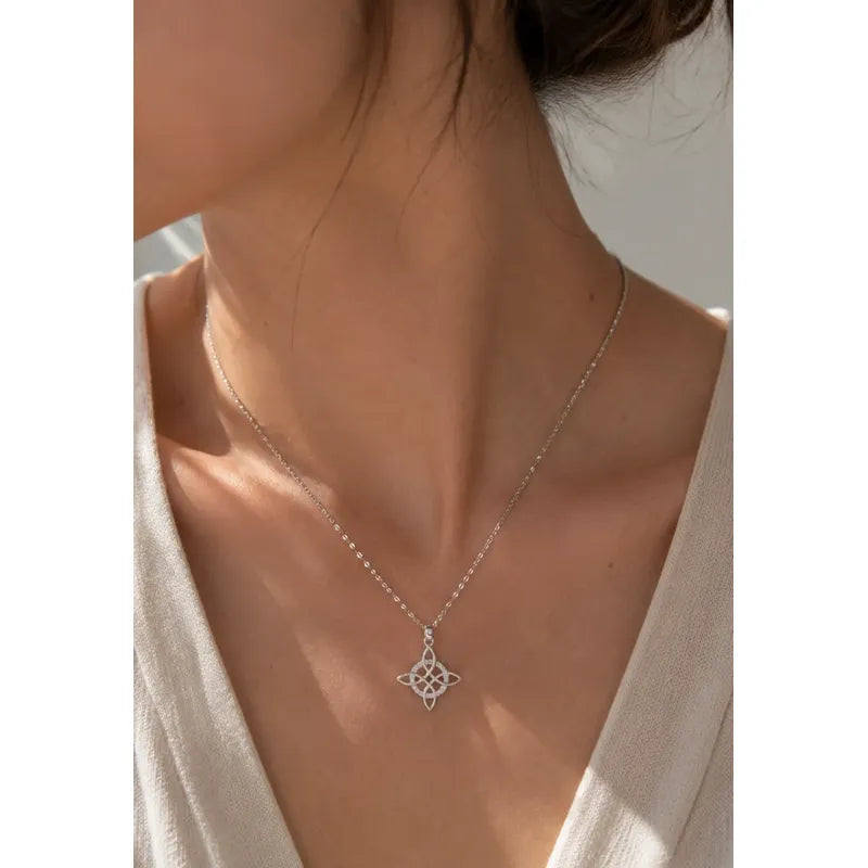 Collar Nudo De Bruja Con Brillos Protección Amuleto En Acero Plateado